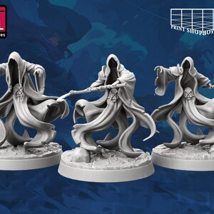 Pode incluir: Três figuras cinzentas em miniatura de personagens encapuzados, cada uma em uma base circular. Uma figura segura um bastão, outra um mangual e a terceira tem os braços estendidos. As figuras são da STL Miniatures.