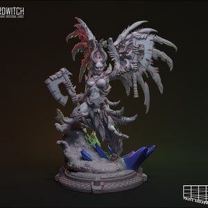 Può includere: Una miniatura grigia di una guerriera femminile con corna, stampata in 3D, che tiene un'ascia grande e sta in piedi su una base rocciosa con cristalli blu. La guerriera ha un'espressione feroce e indossa un elmo cornuto e una gonna di cuoio. La miniatura fa parte di un gioco di fantasia.
