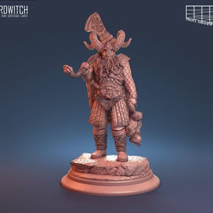 Può includere: Una statuetta in miniatura dettagliata di un guerriero con un elmo cornuto, che tiene un'ascia e uno scudo. La statuetta è realizzata in materiale marrone chiaro e si trova su una base rocciosa.