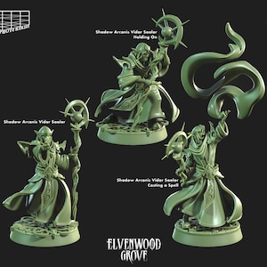 Peut inclure: Trois figurines miniatures en plastique vert représentant un elfe magicien lançant des sorts. Le magicien porte une longue robe et tient un bâton avec un orbe lumineux au sommet. Le texte "Shadow Arcanis Vidar Saalor" est imprimé sur la base de chaque figurine.