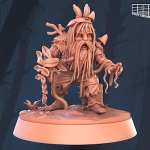 Könnte beinhalten: Detaillierte Miniaturfigur einer Fantasie-Kreatur mit langem Bart und aufwendigem Kopfschmuck. Die Figur befindet sich in einer dynamischen Pose, mit komplizierten Details an Kleidung und Körper. Der Sockel ist hellbraun.