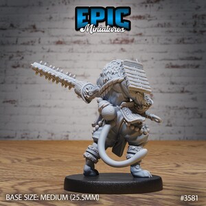 Puede incluir: Miniatura de pl&aacute;stico gris de un guerrero mono con armadura y sosteniendo un garrote con p&uacute;as. El mono tiene una cola larga y est&aacute; de pie sobre una base redonda. La miniatura tiene un tama&ntilde;o de 25,5 mm. #3581