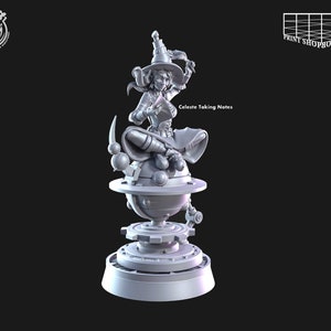 Peut inclure: Une miniature en 3D imprimée en gris d'une figure féminine portant un chapeau de sorcière et tenant un livre. La figurine est assise sur une base ronde et mécanique avec des engrenages et une sphère. Le texte "Celeste Taking Notes" est imprimé sur la base.