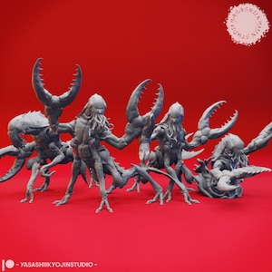 Könnte beinhalten: Mehrere graue, insektenartige Skulpturen mit großen, klauenartigen Anhängseln und detaillierten Körpermerkmalen sind vor einem roten Hintergrund angeordnet. Die Skulpturen haben ein bedrohliches Aussehen mit aufwendigen Texturen und Posen.