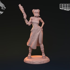 Könnte beinhalten: Eine rosafarbene 3D-gedruckte Figur einer Frau in einem langen, gemusterten Kleid und einer Gasmaske. Sie hält eine futuristische Waffe in ihrer rechten Hand und hat ihre linke Hand auf der Hüfte. Die Figur steht auf einem runden Sockel.
