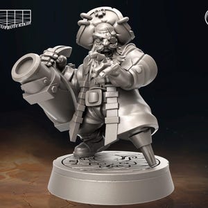Op de afbeelding: Een grijs, gedetailleerd miniatuurbeeldje van een piraat die een kanon vasthoudt. De piraat draagt een hoed, een ooglapje en een lange jas. Het beeldje staat op een ronde basis.
