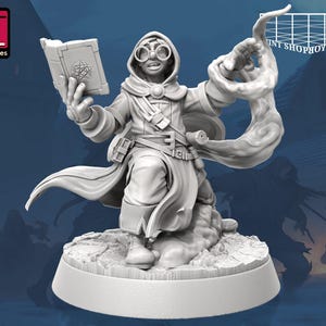 Könnte beinhalten: Eine weiße, 3D-gedruckte Miniatur eines Zauberers, der einen Zauber wirkt. Der Zauberer trägt eine Robe und hält in der einen Hand ein Buch und in der anderen eine leuchtende Kugel. Die Miniatur steht auf einem runden Sockel.