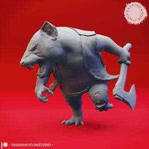 以下が含まれることがあります： 斧を持っている、不気味な表情のグレーの3Dプリントファンタジーの生き物。赤い背景に対して、ダイナミックなポーズで描かれています。Etsyショップ名「YASASHIIKYOJINSTUDIO」が下部に表示されています。