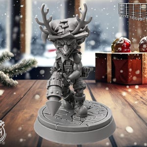Puede incluir: Una figura gris impresa en 3D de un personaje parecido a un duende con cuernos y un arma. La figura está sobre una base circular con una superficie texturizada. El fondo incluye una mesa de madera, decoraciones navideñas y una ventana nevada.