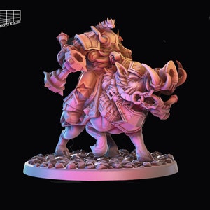 Könnte beinhalten: Eine Miniaturfigur eines Kriegers, der auf einem Eber reitet. Der Krieger trägt eine Rüstung und hält eine große Waffe. Der Eber ist ebenfalls gerüstet und hat einen grimmigen Ausdruck. Die Figur ist in Pink bemalt.