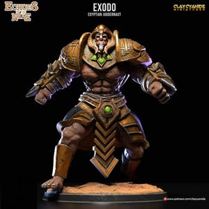 Könnte beinhalten: Eine detaillierte Miniaturfigur eines muskulösen, golden gepanzerten Kriegers mit einem gehörnten Helm und grünen Edelsteinen. Die Figur ist in einer dynamischen Pose dargestellt, mit einem nach vorne gestreckten Bein und erhobenen Armen. Die Figur ist mit "Exodo, Ägyptischer Juggernaut" beschriftet und Teil der Serie "Echoes of the Nile".