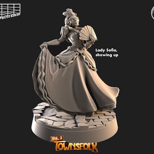 Puede incluir: Una figurita miniatura pintada en gris de una mujer con un vestido largo y un sombrero de plumas, sosteniendo un abanico. La figurita está de pie sobre una base circular con un diseño de adoquines. El texto "Lady Sofia, showing up" está escrito debajo de la figurita. El texto "Vol. 2 Townsfolk" está escrito en la base.