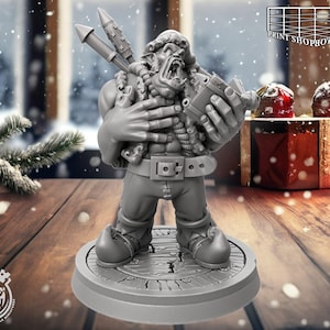 Könnte beinhalten: Graue Figur einer Fantasiefigur, die Raketen und ein Gerät hält, mit offenem Mund und detaillierten Merkmalen. Die Figur steht auf einem kreisförmigen Sockel. Der Hintergrund zeigt ein Weihnachtsthema mit Geschenken und einem verschneiten Fenster.