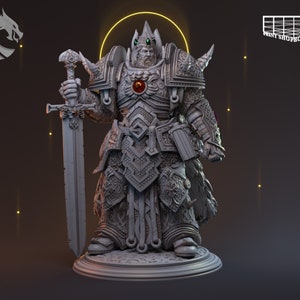 Può includere: Una miniatura dettagliata di un re guerriero, stampata in 3D in bianco, che indossa una corona e un'armatura decorata, tenendo una spada. Il re ha la barba e un gioiello rosso sul petto. La miniatura è su una base rotonda.