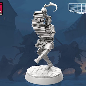 Könnte beinhalten: Eine 3D-gedruckte Miniatur einer Person, die einen Stapel Bücher trägt. Die Person trägt eine lange Robe und hat einen überraschten Gesichtsausdruck. Die Miniatur ist in hellgrau gedruckt und steht auf einem runden Sockel.