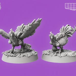 Puede incluir: Dos figuras de fantasía grises impresas en 3D de un gallo con grandes alas y una mochila. Una figura tiene las alas extendidas y la otra está de pie. Ambas están sobre una base de heno. El fondo es morado.