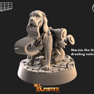Könnte beinhalten: 3D-gedruckte Figur eines Jagdhundes, der auf einem Pflastersteinsockel sitzt. Der Hund hat einen sabbernden Hinweis im Maul und trägt zwei zylindrische Gegenstände auf dem Rücken. Der Text "Marsim the Hound, drooling notice" ist sichtbar.
