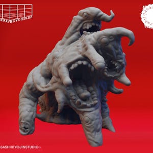 Può includere: Una scultura dettagliata, grigio chiaro, di una creatura a più teste con bocche aperte e pelle strutturata. La scultura ha più appendici ed è ambientata su uno sfondo rosso. Il testo include "PRINT SHOPBOYZ" e "YASASHIIKYOJINSTUDIO".