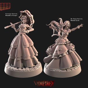 Peut inclure: Deux figurines miniatures peintes de femmes en robes d'époque victorienne. Les figurines sont posées dans des poses dramatiques, l'une tenant un parasol et l'autre les bras tendus. Les figurines sont peintes dans des tons de gris et sont placées sur un fond noir. Le texte "Vampire" est visible en bas de l'image.