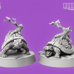 Può includere: Due figurine di tartarughe grigie in miniatura con strutture ad albero sulla schiena, su sfondo viola. Le tartarughe sono su una base rotonda. Le figurine hanno trame dettagliate e sono rivolte in direzioni diverse.