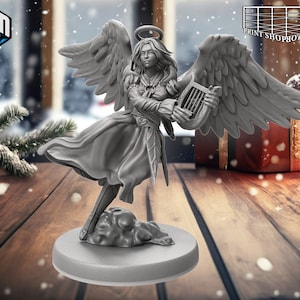 Peut inclure: Une figurine miniature peinte en gris d'un ange jouant de la harpe. L'ange a des ailes, une auréole et une robe flottante. La figurine est debout sur une base en forme de nuage.