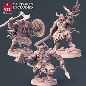 Puede incluir: Tres miniaturas impresas en 3D de minotauros, cada una con un arma y una pose diferentes. Los minotauros están pintados en color gris claro y están de pie sobre bases circulares. El texto "SUPPORTS INCLUDED" es visible en la esquina superior izquierda de la imagen.