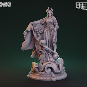 Op de afbeelding: Een grijs geverfd miniatuurbeeldje van een vrouw met hoorns, die een vloeiende jurk draagt en staat op een voetstuk met schedels en draaiende ontwerpen. Het beeldje is onderdeel van een bordspel.