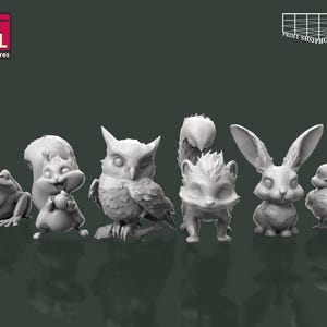 Puede incluir: Colección de siete figuras de animales en miniatura grises, que incluyen una rana, una ardilla, un búho, un erizo, un conejo y un pato. Las figuras son detalladas y parecen estar impresas en 3D. La imagen incluye el texto "STL Miniatures" y "Print Shop Boys".