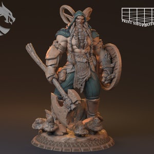 Puede incluir: Figura detallada de un guerrero con casco con cuernos, empuñando un hacha y un escudo. La figura está vestida con armadura y una capa con capucha, con detalles intrincados en el hacha y el escudo. La base presenta elementos en forma de hongo.