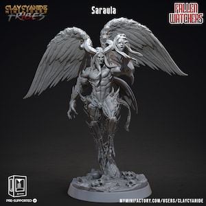 Puede incluir: Una figura miniatura gris y detallada de un demonio con alas, cuernos y un cuerpo humanoide. El demonio sostiene una figura femenina con el pelo largo. La miniatura se titula "Saraoula" y forma parte de la colección "Fallen Watchers".