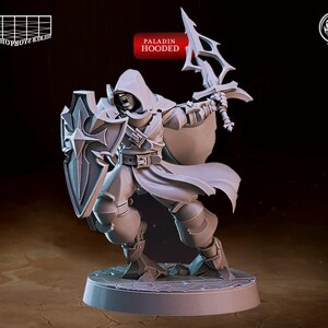 Könnte beinhalten: Eine graue Plastik-Miniaturfigur eines Kapuzenpaladins, der ein Schwert und einen Schild hält. Der Paladin trägt eine Rüstung und einen Umhang. Die Miniatur steht auf einem runden Sockel.