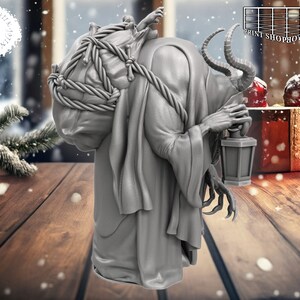 以下が含まれることがあります： 角と爪のある生き物のグレーの3Dプリントされたフィギュアで、ローブを着て、提灯と袋を背負っています。生き物は雪の降る背景のついた木製の表面に立っています。