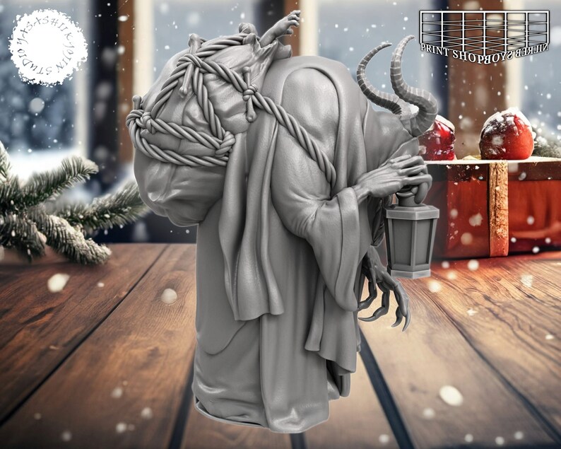 以下が含まれることがあります： 角と爪のある生き物のグレーの3Dプリントされたフィギュアで、ローブを着て、提灯と袋を背負っています。生き物は雪の降る背景のついた木製の表面に立っています。