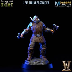 Puede incluir: Una figura en miniatura de Leif Thunderstrider, un personaje guerrero, de pie sobre una base rocosa. Viste una túnica marrón, una falda estampada y pantalones grises. La figura sostiene dos hachas y tiene una espada en la espalda. La figura tiene barba y casco.