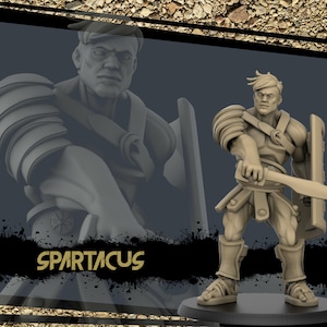 Op de afbeelding: Een grijs plastic miniatuurfiguur van een Romeinse soldaat die een zwaard en schild vasthoudt. Het figuur staat op een ronde basis. De tekst "SPARTACUS" is op de basis gedrukt.