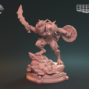 Puede incluir: Una figura en miniatura detallada de una criatura parecida a un lobo que sostiene una espada y un escudo. La criatura está de pie sobre una base rocosa con setas. La figura está pintada en un color rosa claro.