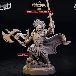 Op de afbeelding: Een grijs plastic miniatuurfiguur van een krijger die een zwaard en een bijl vasthoudt. De krijger draagt ​​een harnas en een cape. Het figuur maakt deel uit van de City Guards 882 Imperial War Hero-collectie.