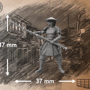 Puede incluir: Una figura en miniatura de pl&aacute;stico gris de un guerrero con un sombrero y sosteniendo una espada larga. La figura mide 37 mm de alto y 37 mm de ancho. La figura est&aacute; de pie sobre un fondo gris.