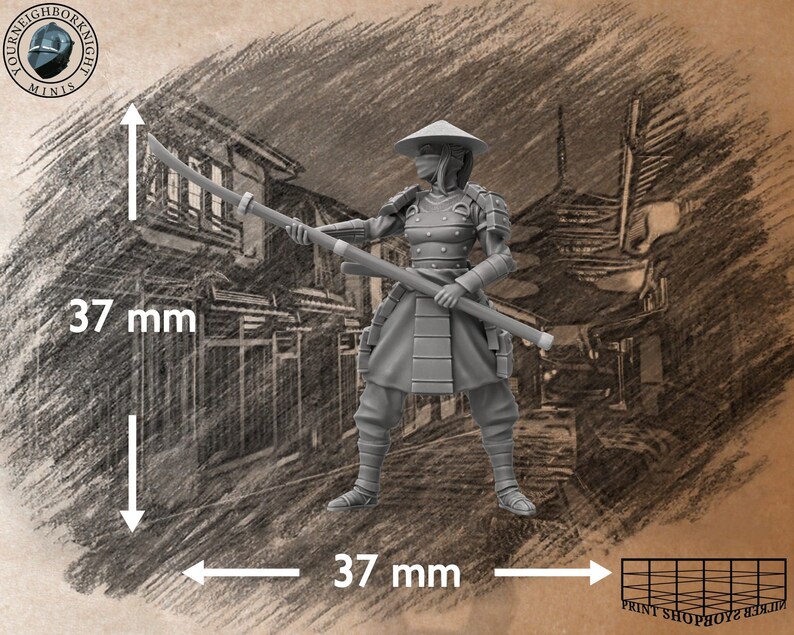 Puede incluir: Una figura en miniatura de pl&aacute;stico gris de un guerrero con un sombrero y sosteniendo una espada larga. La figura mide 37 mm de alto y 37 mm de ancho. La figura est&aacute; de pie sobre un fondo gris.