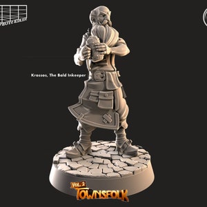 Puede incluir: Una miniatura impresa en 3D de un hombre calvo y barbudo que sostiene un jarro. Lleva una falda escocesa y una túnica. La miniatura está etiquetada como "Krossos, The Bald Innkeeper" y forma parte de la colección "Townsfolk Vol. 2".