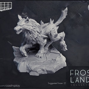 Puede incluir: Una miniatura detallada de una criatura parecida a un lobo, impresa en 3D en gris, con una espalda espinosa y acorazada. La criatura está de pie sobre una base rocosa. El texto "Frost Lands Collection" es visible en la esquina inferior derecha de la imagen.
