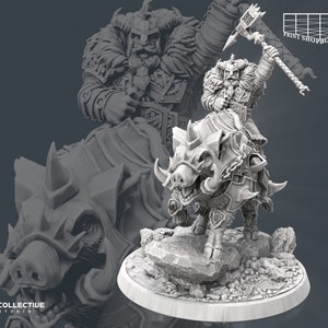 Könnte beinhalten: Eine Miniaturfigur eines Kriegers, der auf einem Eber reitet, beide in grauer Farbe modelliert. Der Krieger hält einen Hammer in seiner rechten Hand und hat einen Bart und einen Helm. Der Eber ist gepanzert und hat einen grimmigen Ausdruck.