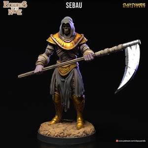 Könnte beinhalten: Eine bemalte Miniaturfigur eines Skelettwesens, das einen goldenen Kopfschmuck und eine zerfetzte Leinenrobe trägt und eine Sense mit einem Holzstiel und einer silbernen Klinge hält. Die Figur steht auf einem braunen Sockel mit schwarzem Rand. Die Figur ist mit "Sebau" beschriftet und Teil der "Echoes of the Nile"-Kollektion.