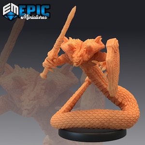 Puede incluir: Una miniatura impresa en 3D de una criatura reptiliana con un escudo y una espada. La criatura tiene un cuerpo escamoso de color naranja y una cabeza con cuernos. La miniatura está en una postura dinámica, lista para la batalla.