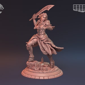 Puede incluir: Una figura en miniatura detallada de una guerrera sosteniendo una espada. Lleva armadura y una capa fluida. La figura está de pie sobre una base con textura de piedra.
