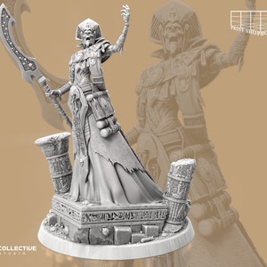 Könnte beinhalten: Eine detaillierte Miniaturfigur einer skelettartigen Gestalt, die eine Robe trägt und eine gebogene Klinge hält. Die Figur steht auf einem Sockel mit Hieroglyphen und einer zerbrochenen Säule.