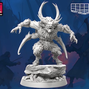 Può includere: Una miniatura di una creatura mostruosa stampata in 3D in bianco, con corna, zanne e artigli. La creatura è in piedi su una base rocciosa con un teschio ai suoi piedi. La miniatura fa parte di un set di creature fantastiche.