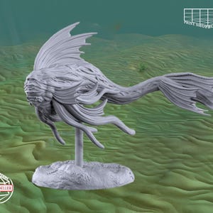 Könnte beinhalten: Graue Skulptur eines fischartigen Fabelwesens mit großer Rückenflosse und fließenden Anhängseln. Die Skulptur ist auf einem Sockel montiert, vor einem verschwommenen Unterwasserhintergrund. Das Logo "OFFICIAL SELLER" ist sichtbar.