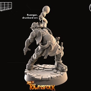 Peut inclure: Miniature grise imprimée en 3D de Ruangor, l'orc ivrogne, de la collection "Townsfolk Vol. 2". L'orc est représenté en pleine action, tenant une massue. La base est une structure en forme de pierre. Miniature pour jeux de table.