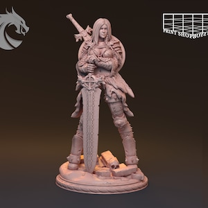 Puede incluir: Una figura en miniatura detallada de una guerrera sosteniendo una espada y un escudo. La figura está hecha de plástico marrón claro y está de pie sobre una base de piedra rota.